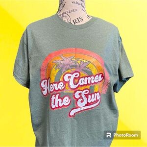 🔥 Here Comes The Sun graphic tee 🔥
